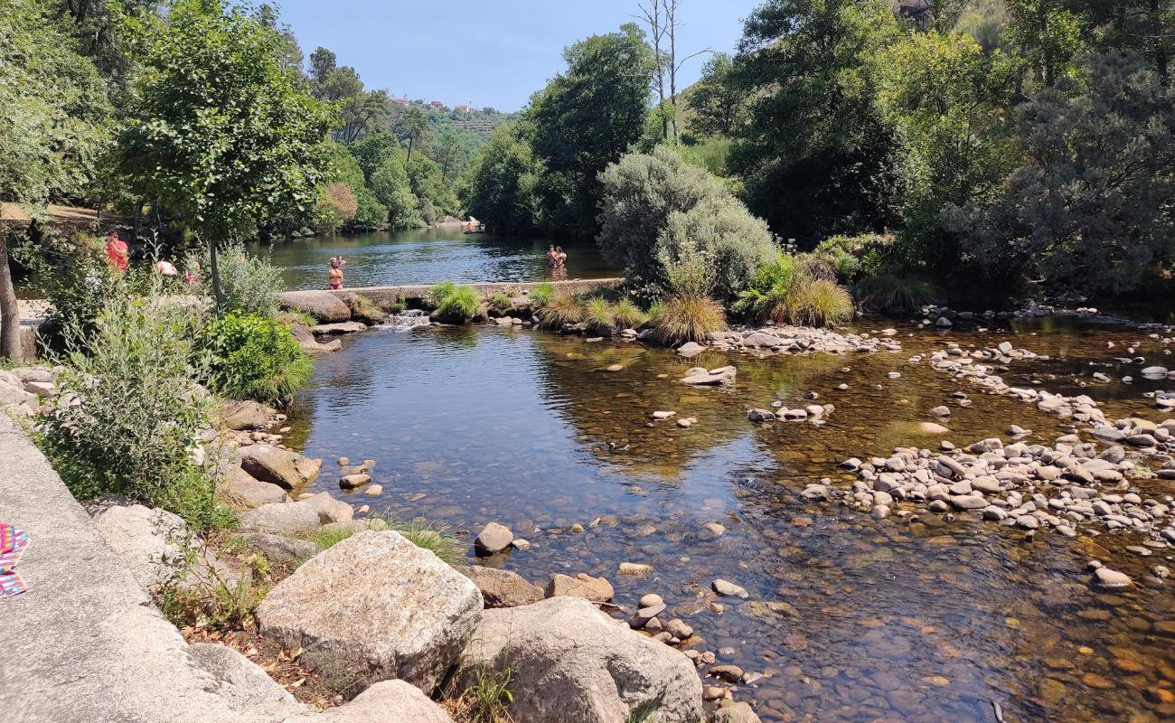 Praia Fluvial da Folgosa'in fotoğrafı kayalık arazi yüzey ile