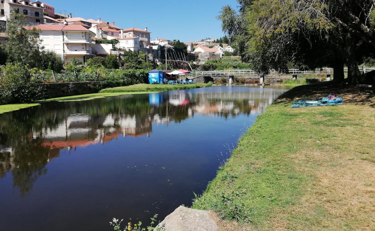 Praia Fluvial de Fraguas'in fotoğrafı çim yüzey ile
