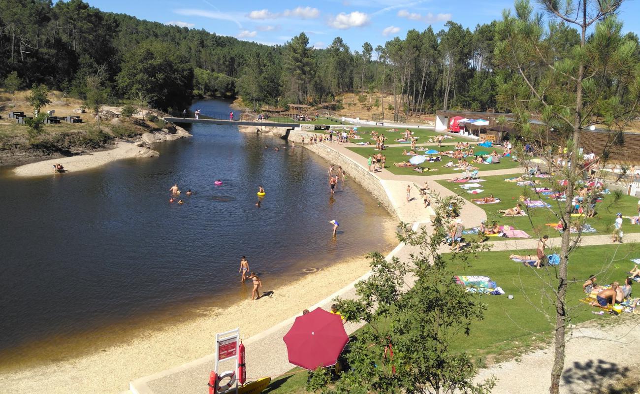 Praia Fluvial do Trabulo'in fotoğrafı çim yüzey ile