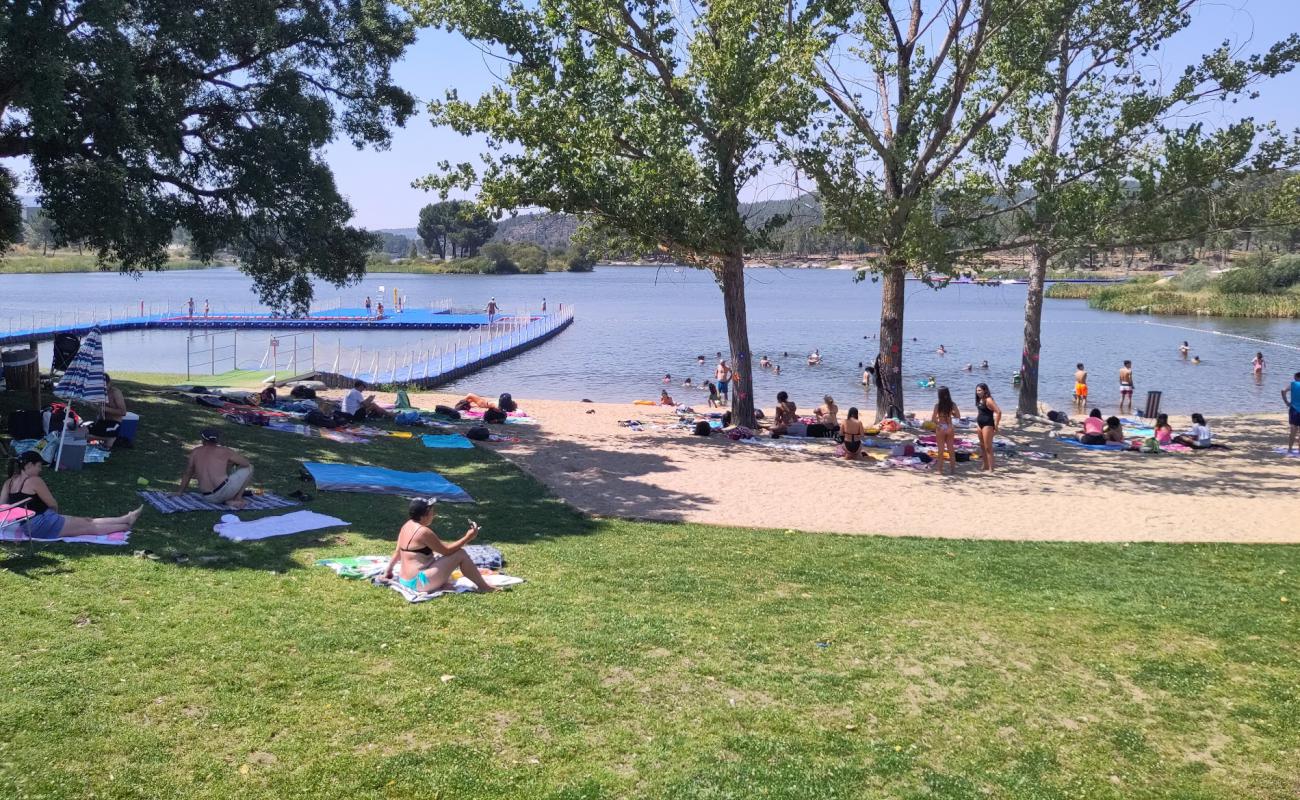 Praia Fluvial de Vila da Ponte'in fotoğrafı çim yüzey ile