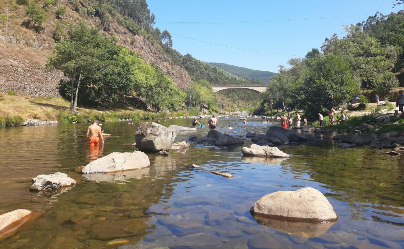 Praia Fluvial de Espiunca'in fotoğrafı parlak kum yüzey ile