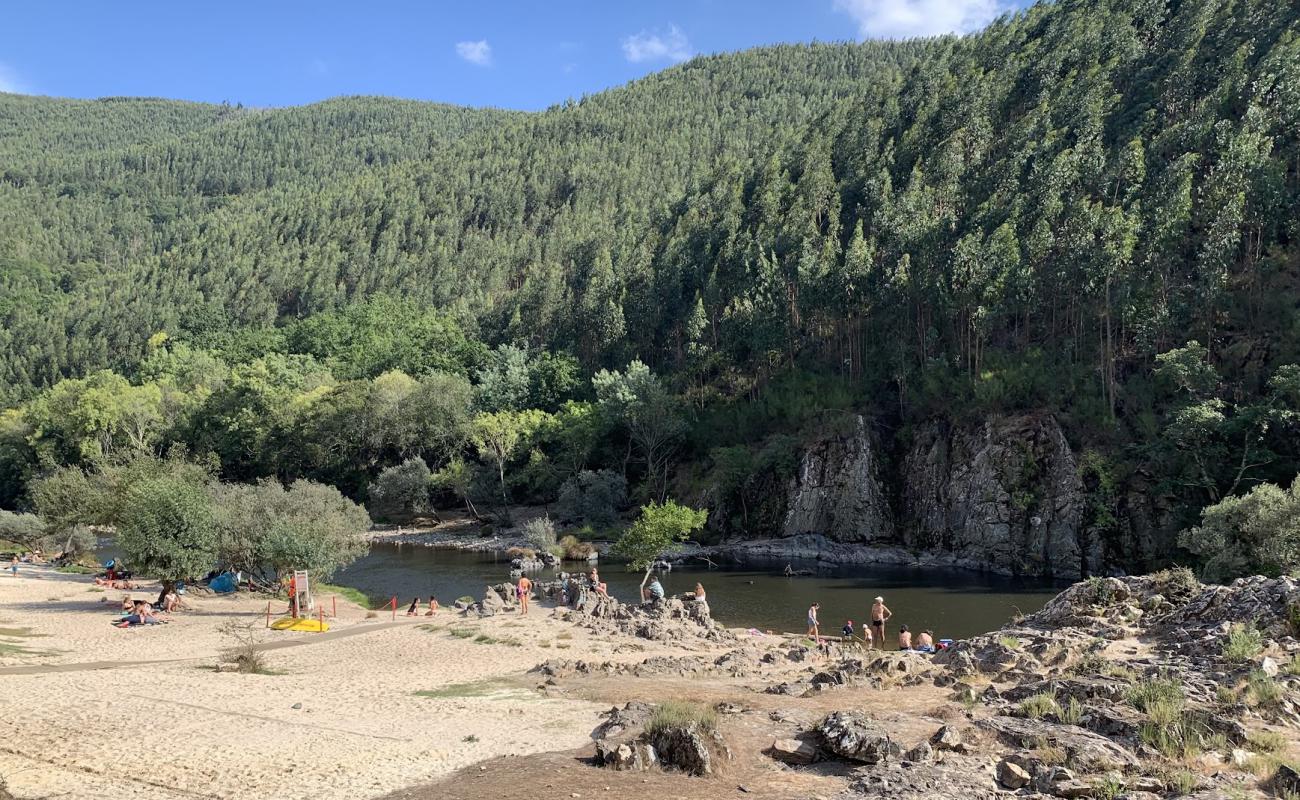 Praia Fluvial do Areinho'in fotoğrafı açık bej kum yüzey ile