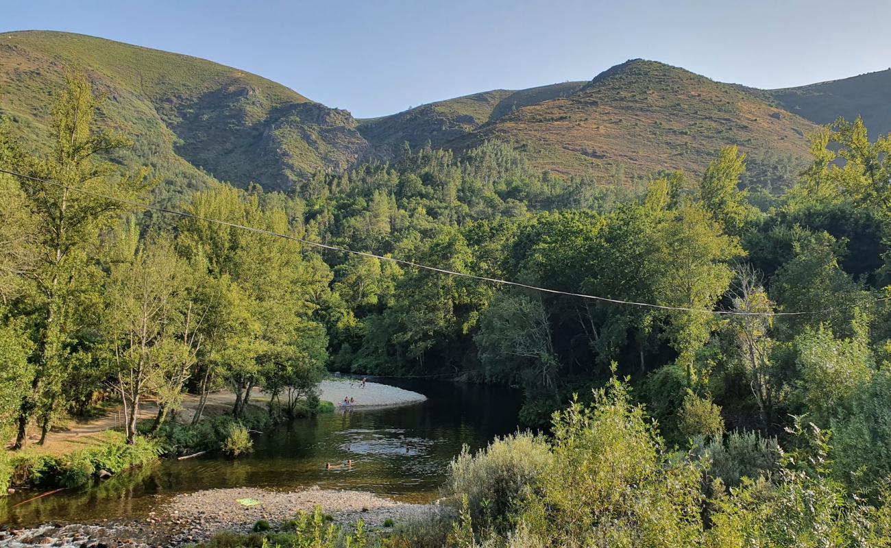 Praia Fluvial de Meitriz'in fotoğrafı kayalık arazi yüzey ile