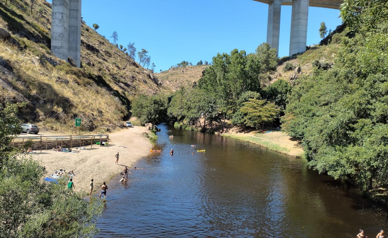 Praia Fluvial de Rebelos em Murca'in fotoğrafı taşlı kum yüzey ile