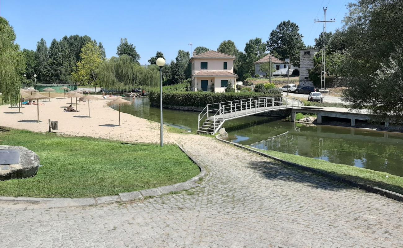 Praia Fluvial de Vila Mea'in fotoğrafı parlak kum yüzey ile