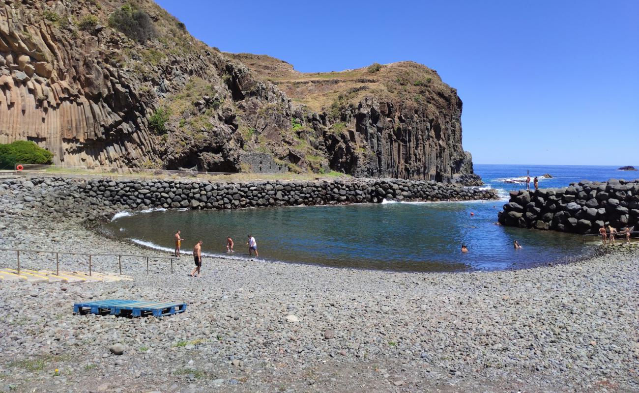 Complexo Balnear da Foz da Ribeira do Faial'in fotoğrafı gri çakıl taşı yüzey ile