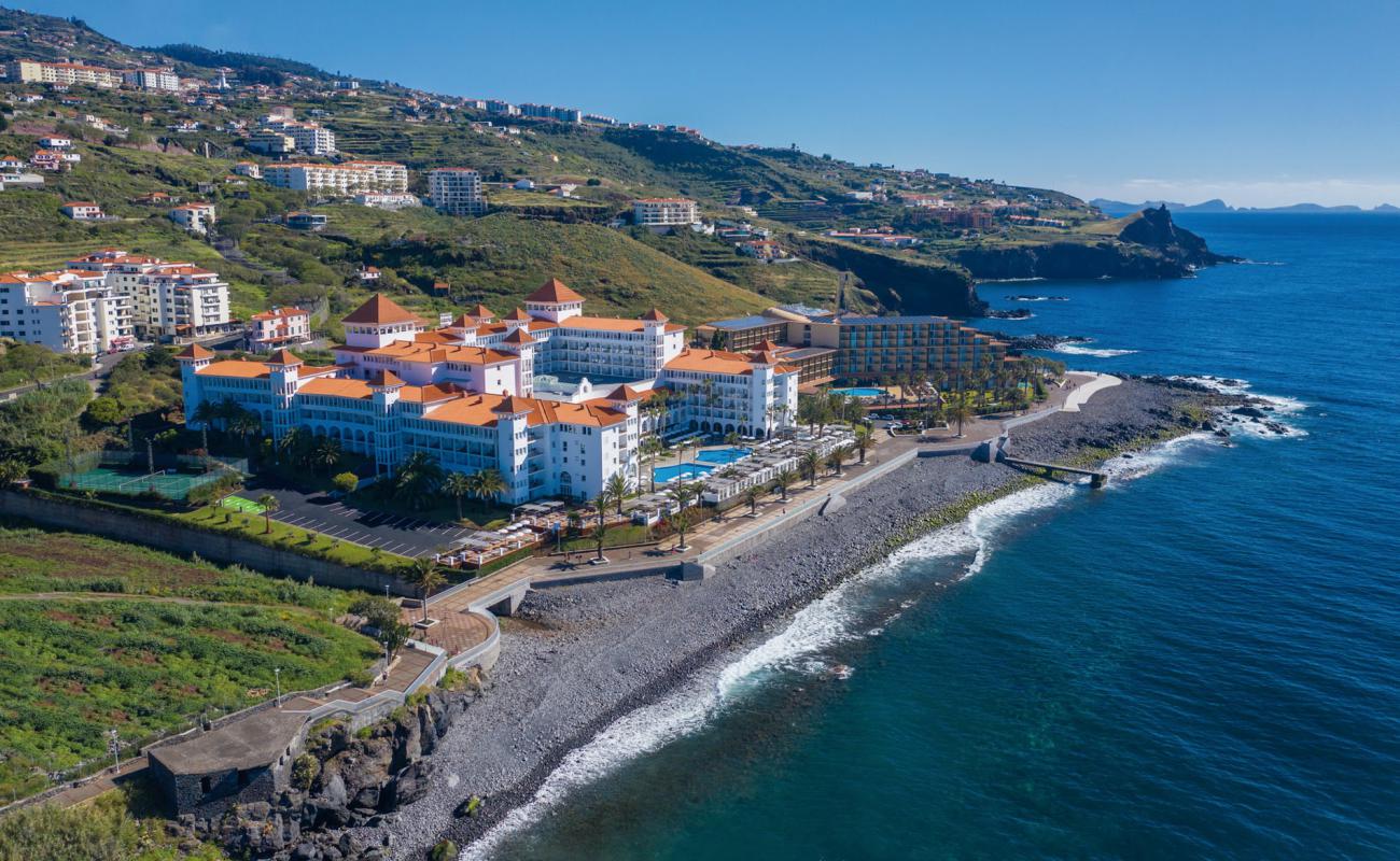 Praia dos Reis Magos'in fotoğrafı gri çakıl taşı yüzey ile