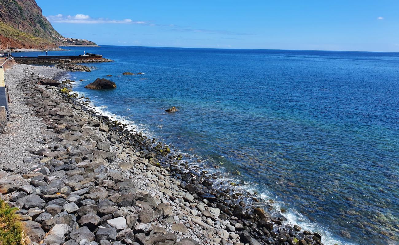 Praia do Cais'in fotoğrafı gri çakıl taşı yüzey ile