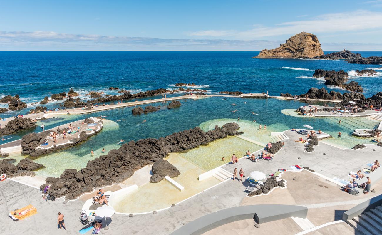 Piscinas Naturais de Porto Moniz'in fotoğrafı beton kaplı yüzey yüzey ile