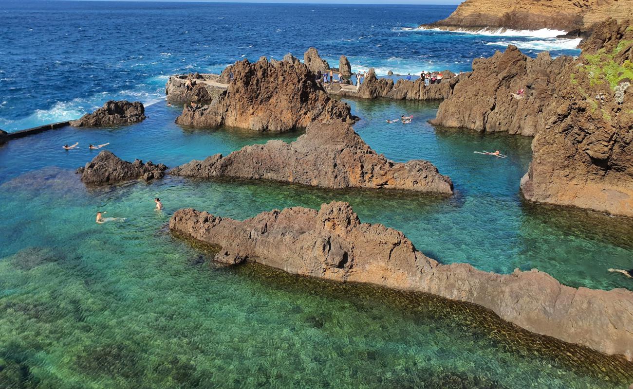 Piscinas Naturais Velhas'in fotoğrafı beton kapak yüzey ile