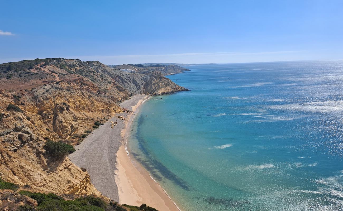 Praia dos Rebolos'in fotoğrafı gri çakıl taşı yüzey ile