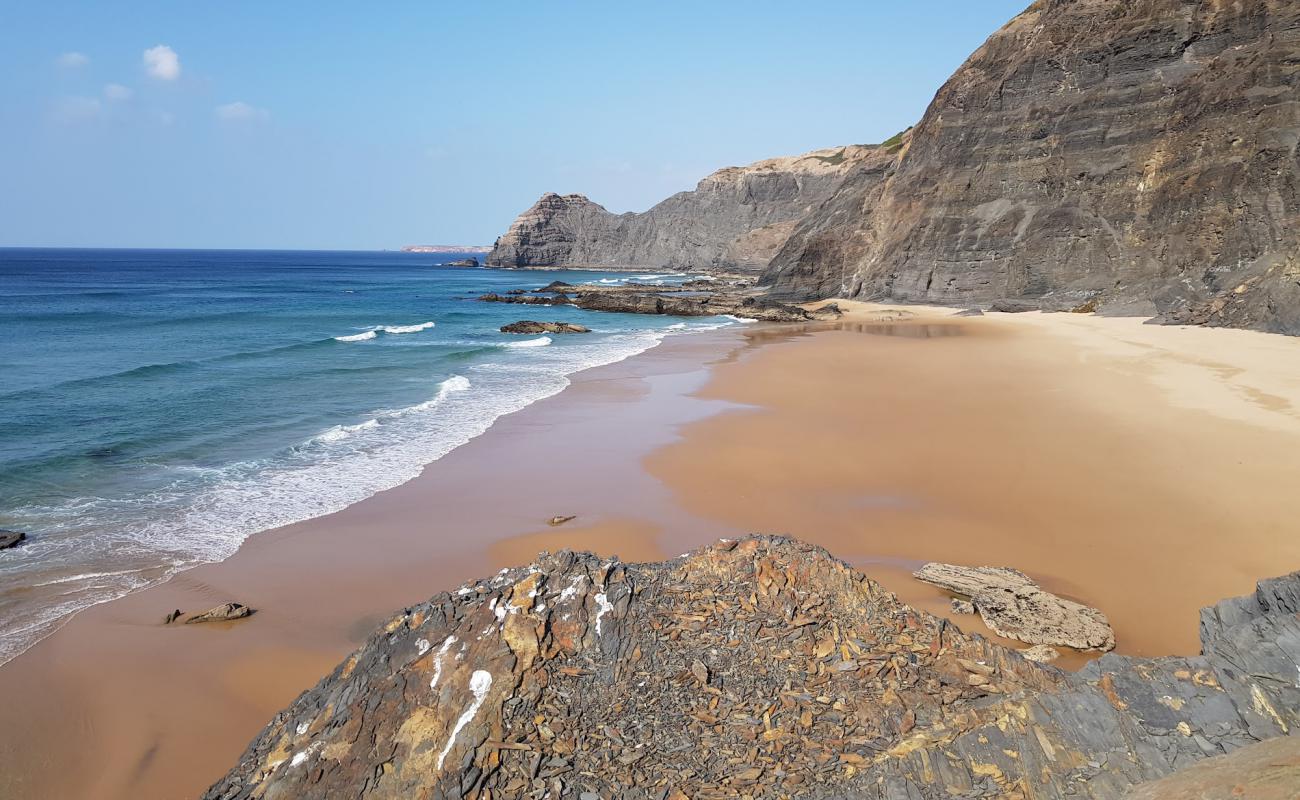 Praia do Mirouco'in fotoğrafı parlak kum yüzey ile