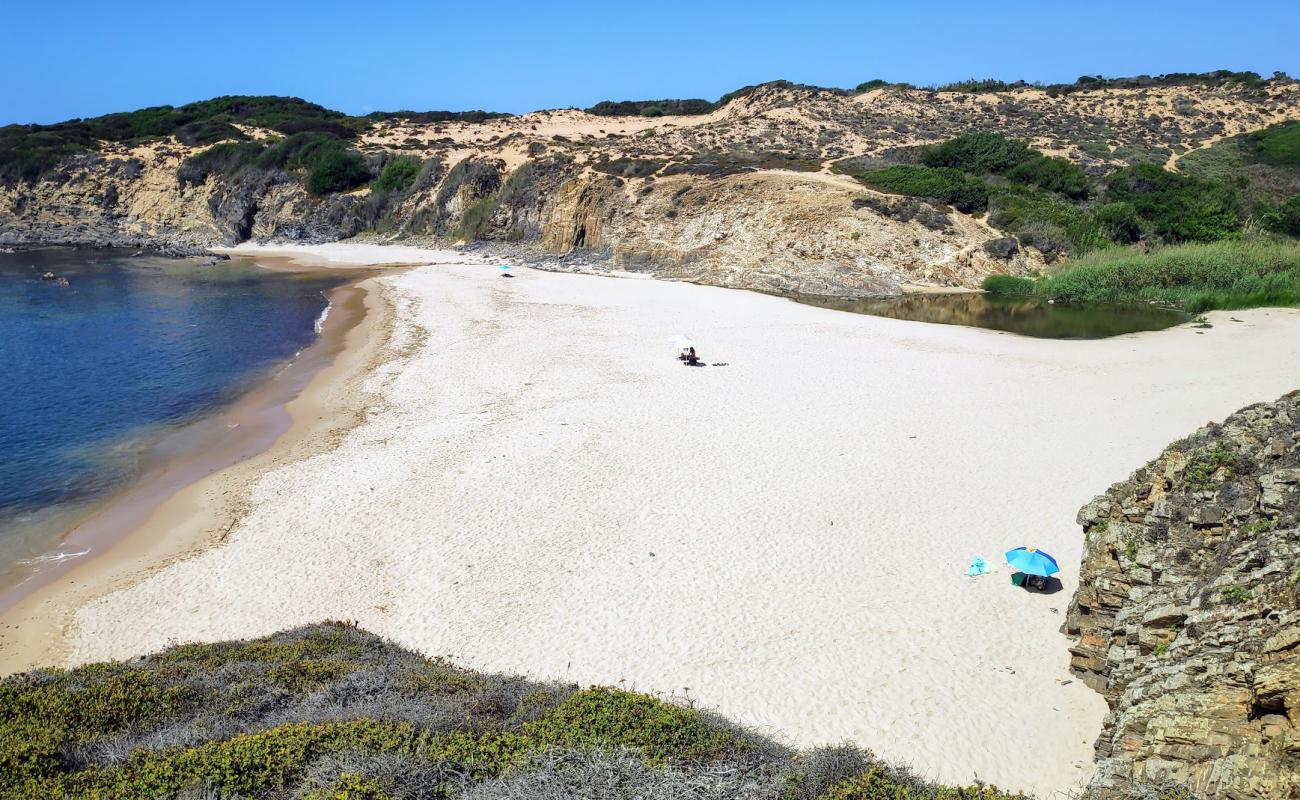 Praia da Foz dos Ouricos'in fotoğrafı parlak kum yüzey ile