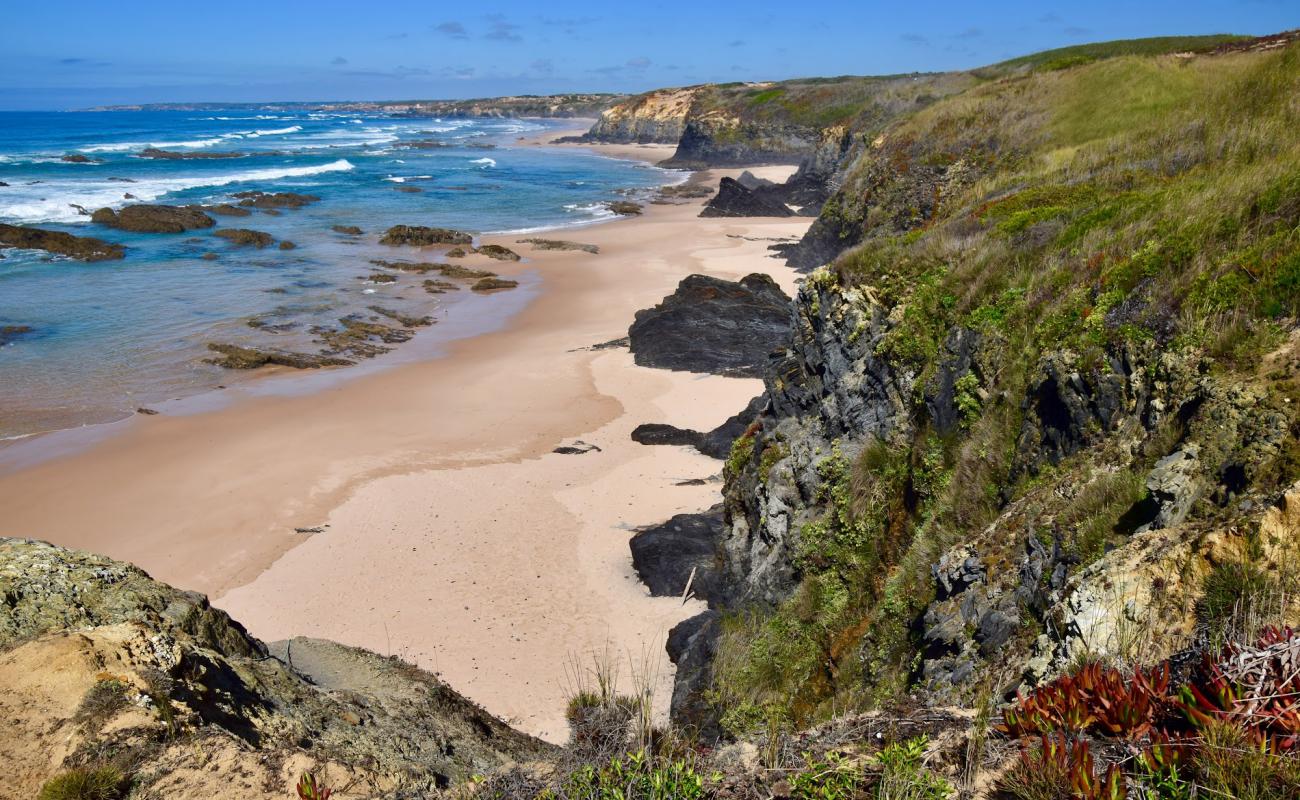 Praia dos Picos'in fotoğrafı parlak kum yüzey ile