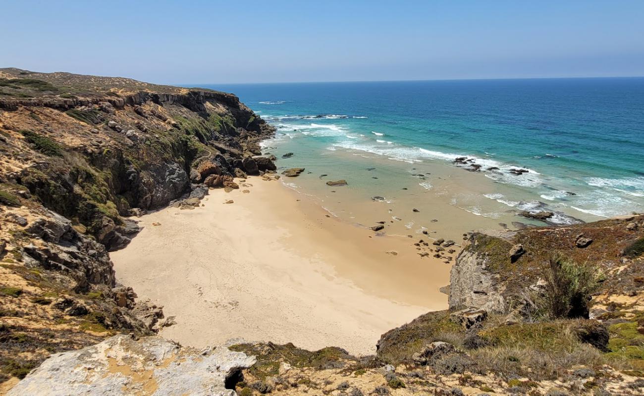 Praia do Burdo'in fotoğrafı parlak kum yüzey ile