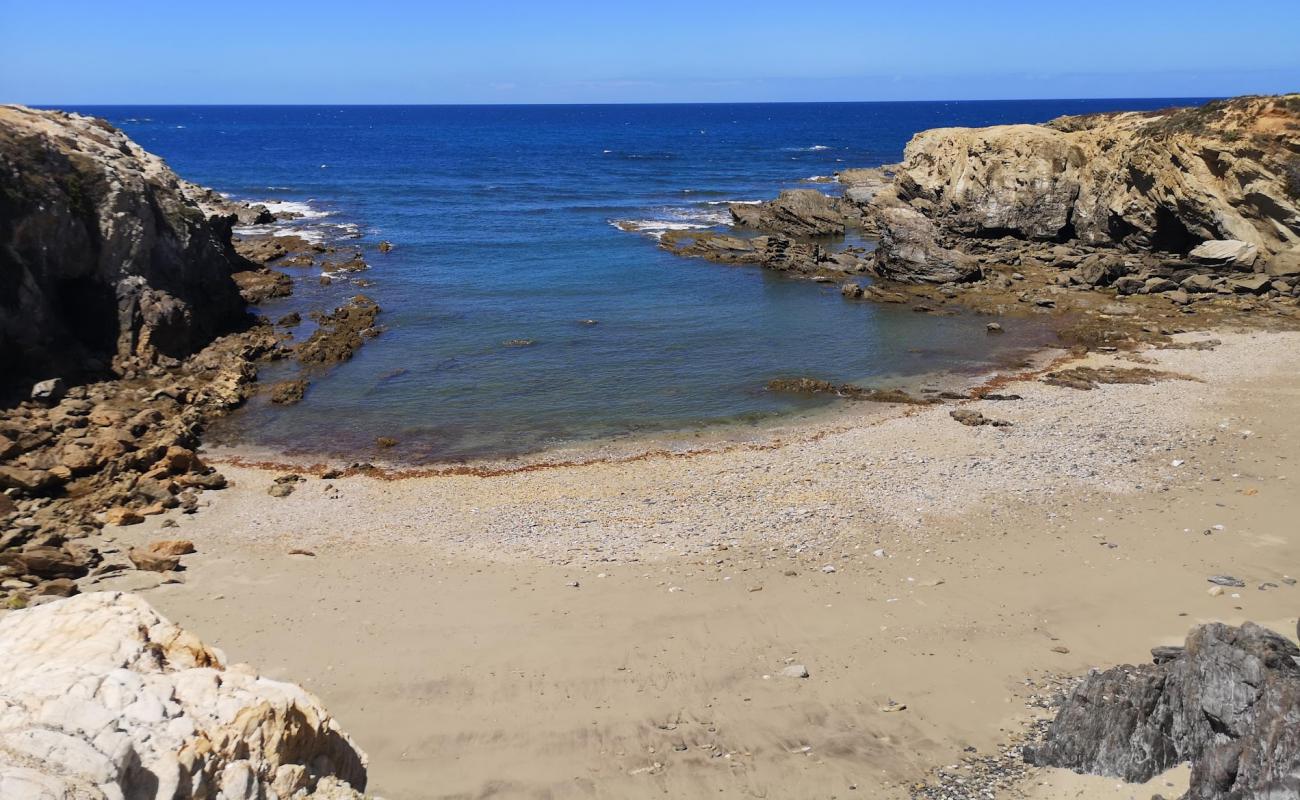 Praia da Engardaceira'in fotoğrafı gri kum yüzey ile