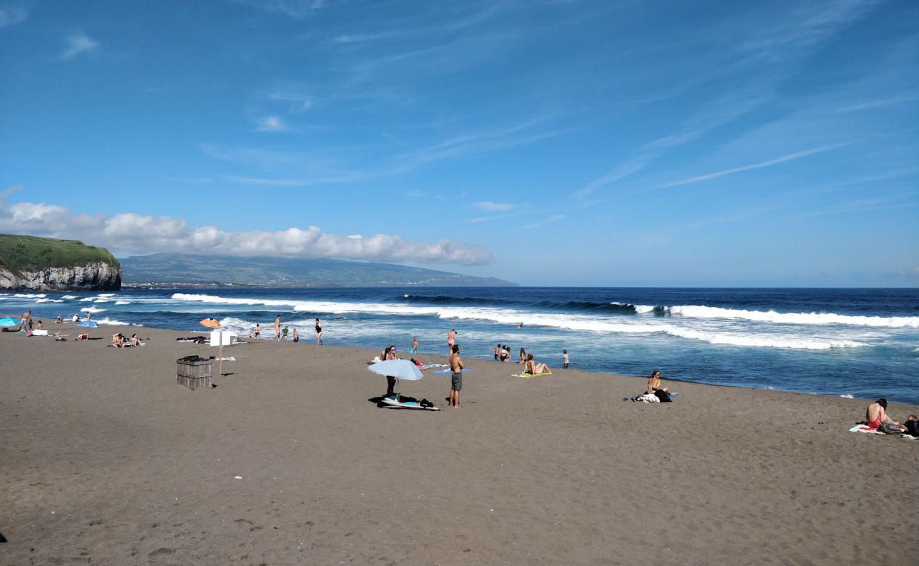 Praia do Areal de Santa Barbara'in fotoğrafı gri kum yüzey ile
