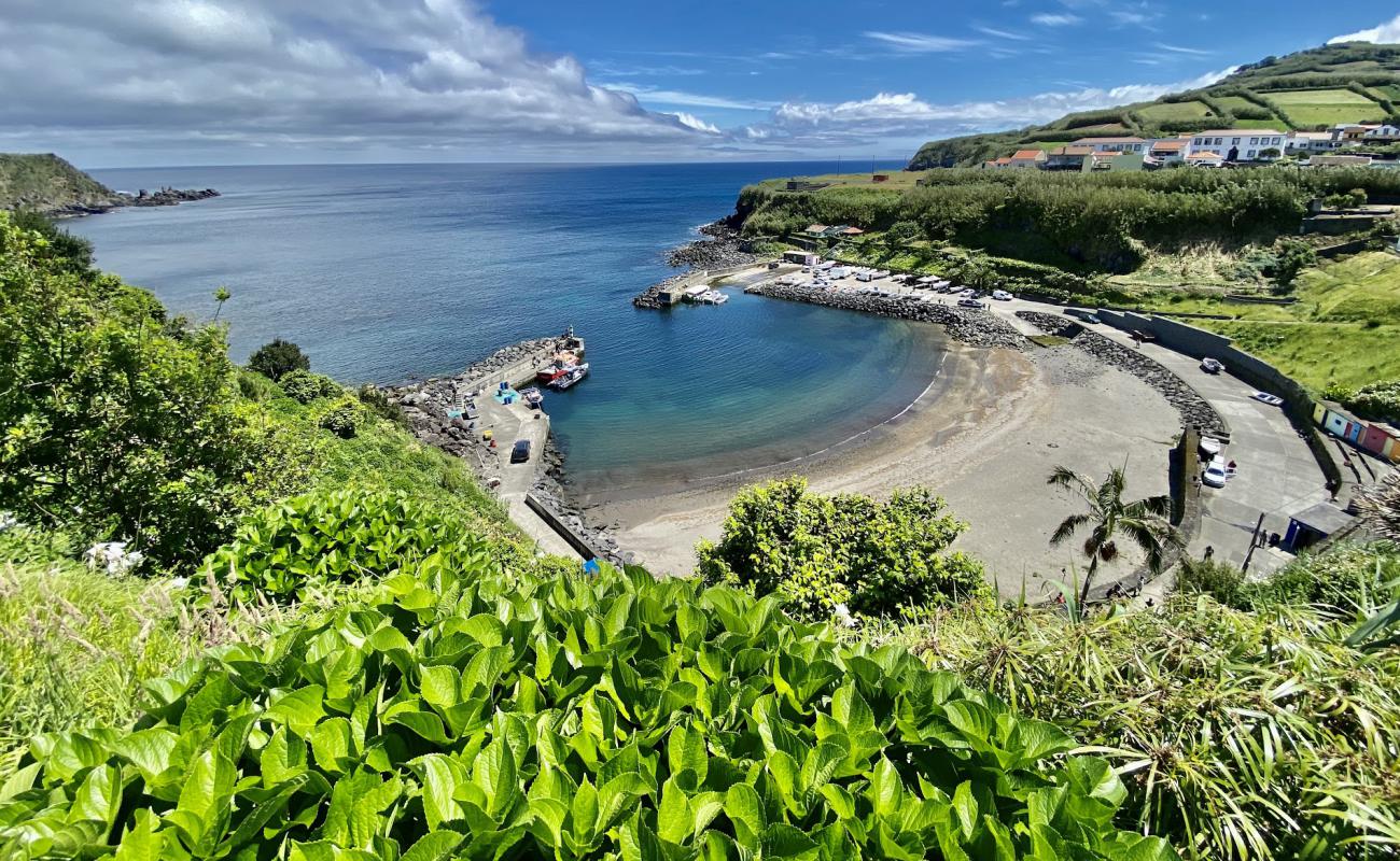 Porto Pescas do Porto Formoso'in fotoğrafı gri kum yüzey ile