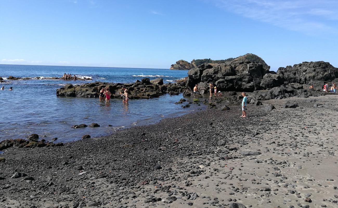 Praia do Corpo Santo'in fotoğrafı gri kum yüzey ile