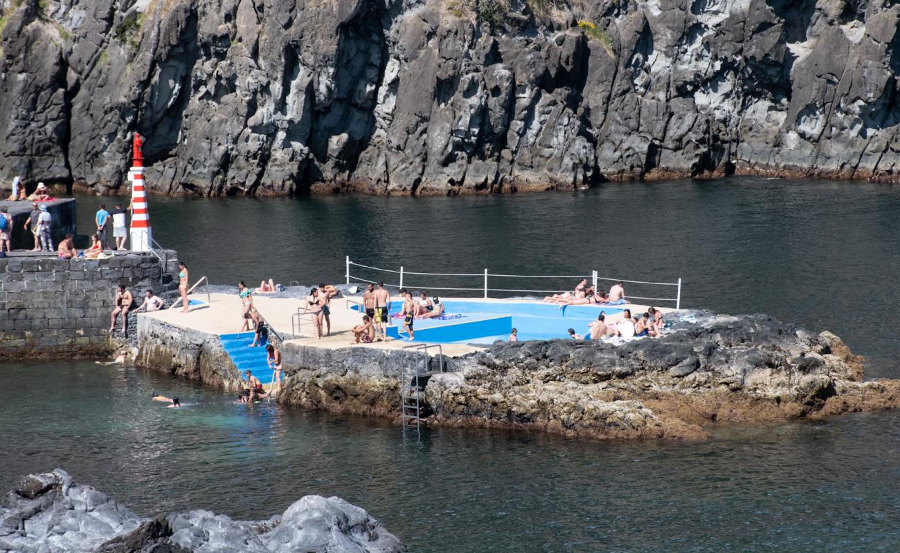 Piscina de Caloura'in fotoğrafı beton kapak yüzey ile