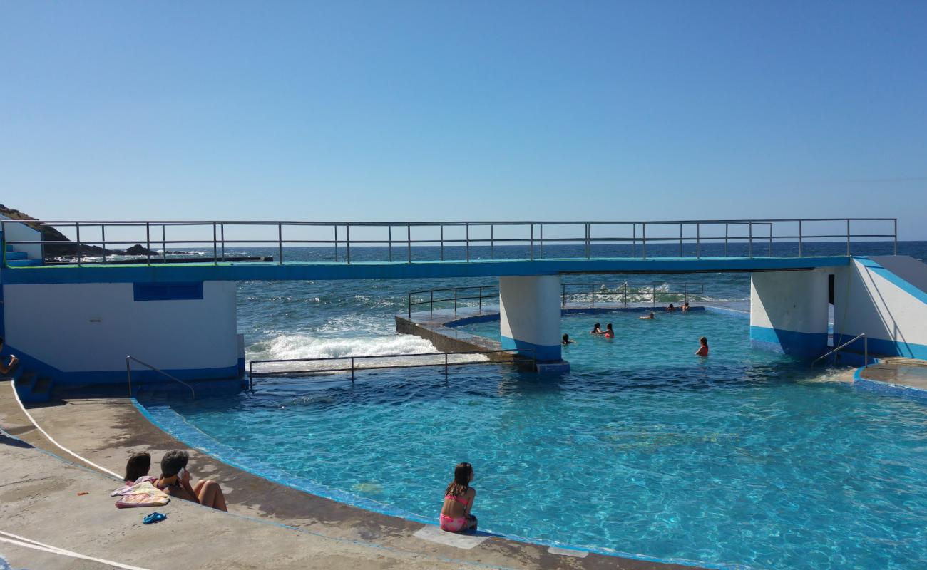Zona Balnear dos Anjos Beach'in fotoğrafı beton kaplı yüzey yüzey ile