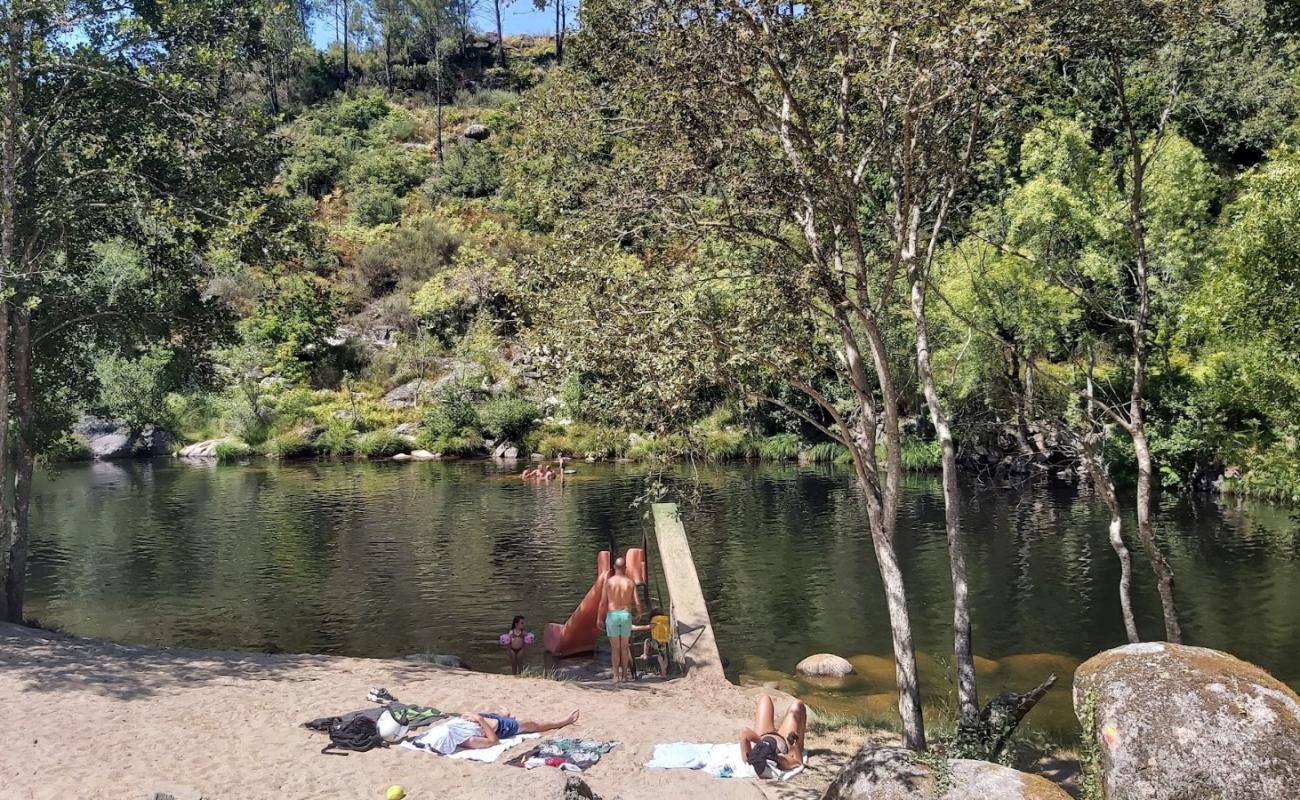 Praia Natural do Pego'in fotoğrafı gri kum yüzey ile