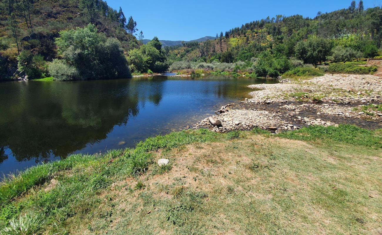 Praia Fluvial da Foz Cabril'in fotoğrafı kayalık arazi yüzey ile