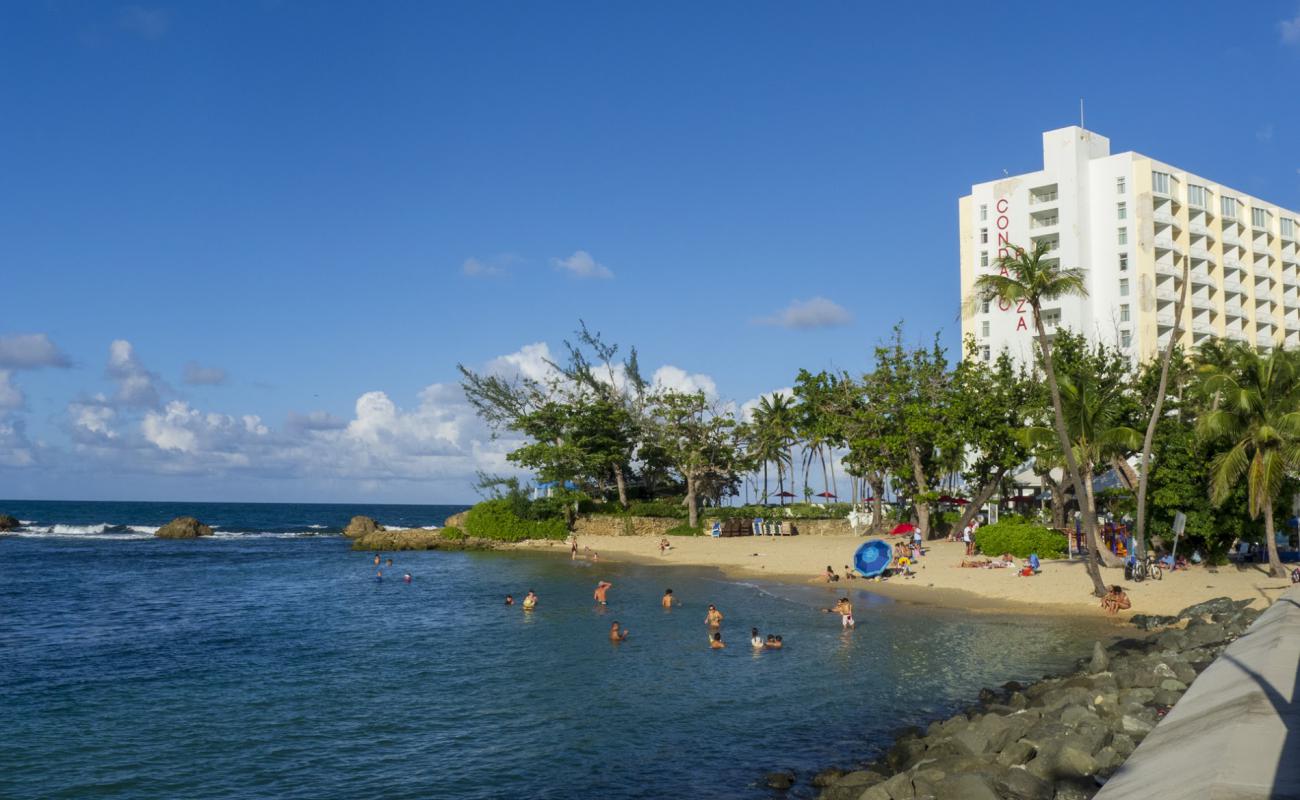 County beach'in fotoğrafı i̇nce bej kum yüzey ile