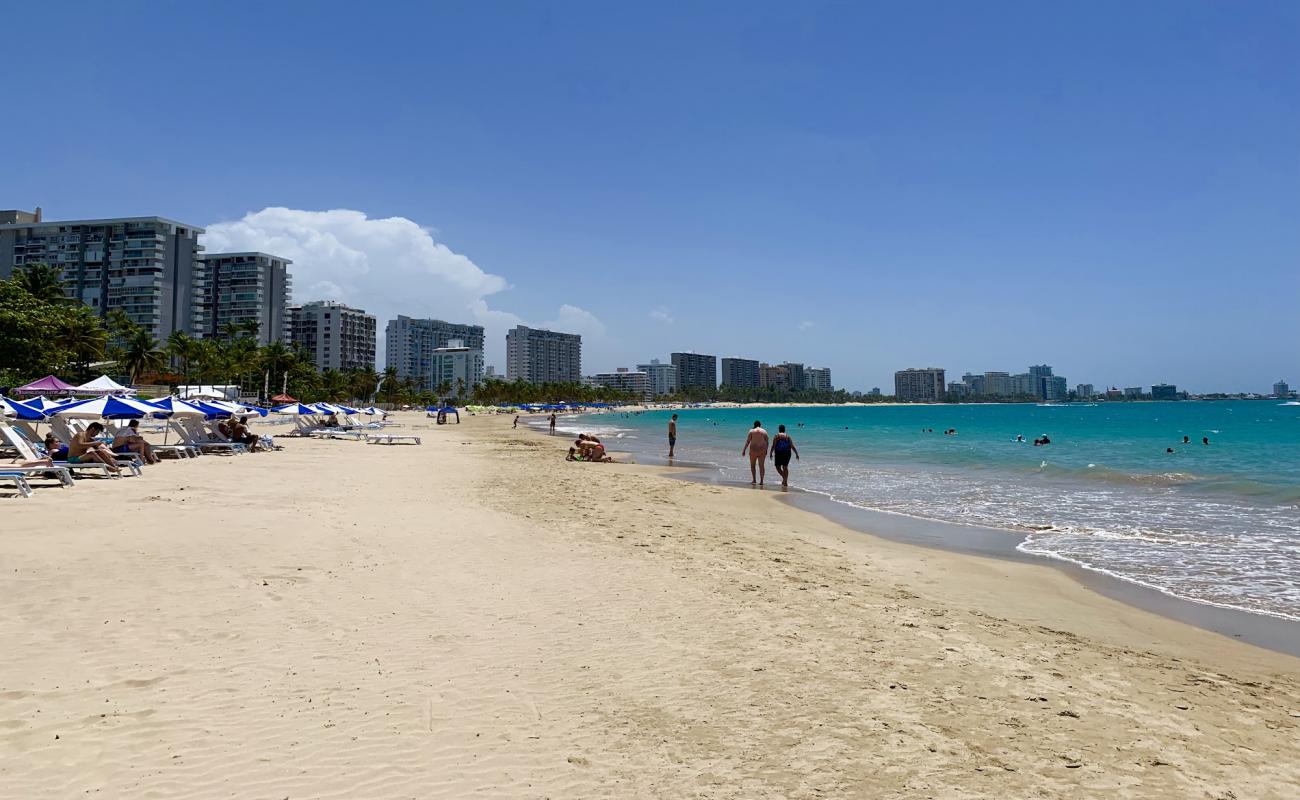 Isla Verde West'in fotoğrafı parlak ince kum yüzey ile