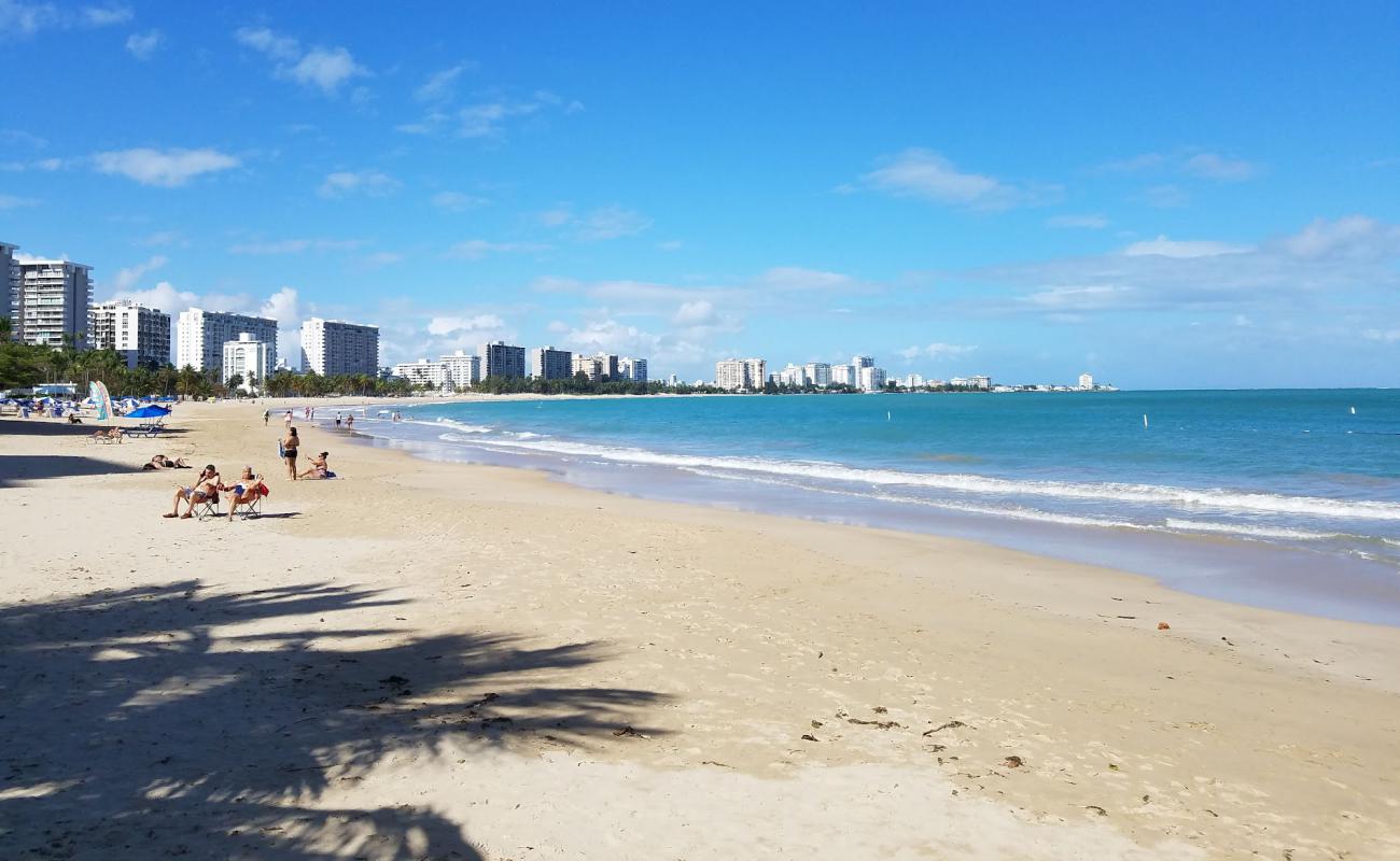 Isla Verde beach'in fotoğrafı parlak ince kum yüzey ile