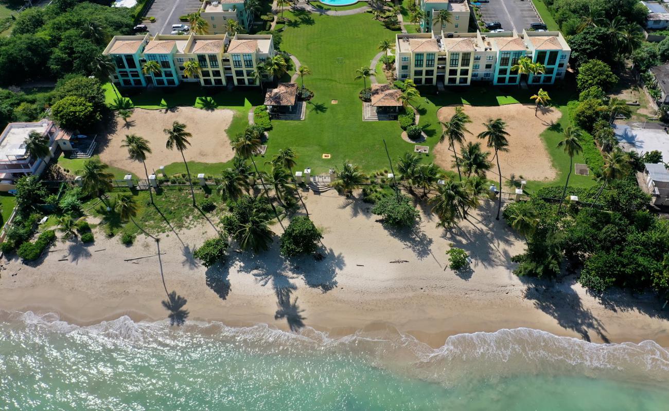 Playa Las Carreras'in fotoğrafı parlak ince kum yüzey ile