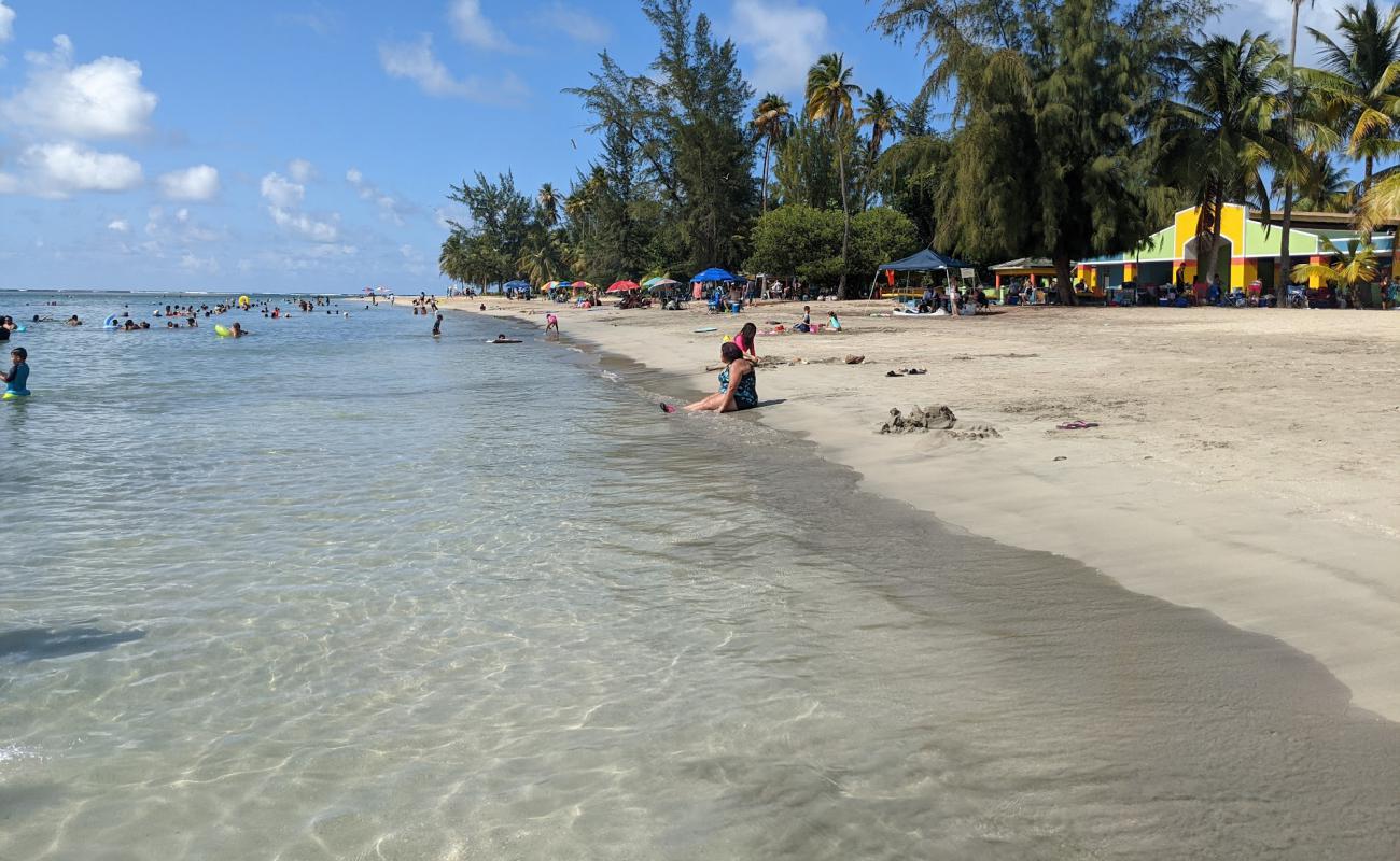 Playa de Luquillo'in fotoğrafı parlak kum yüzey ile