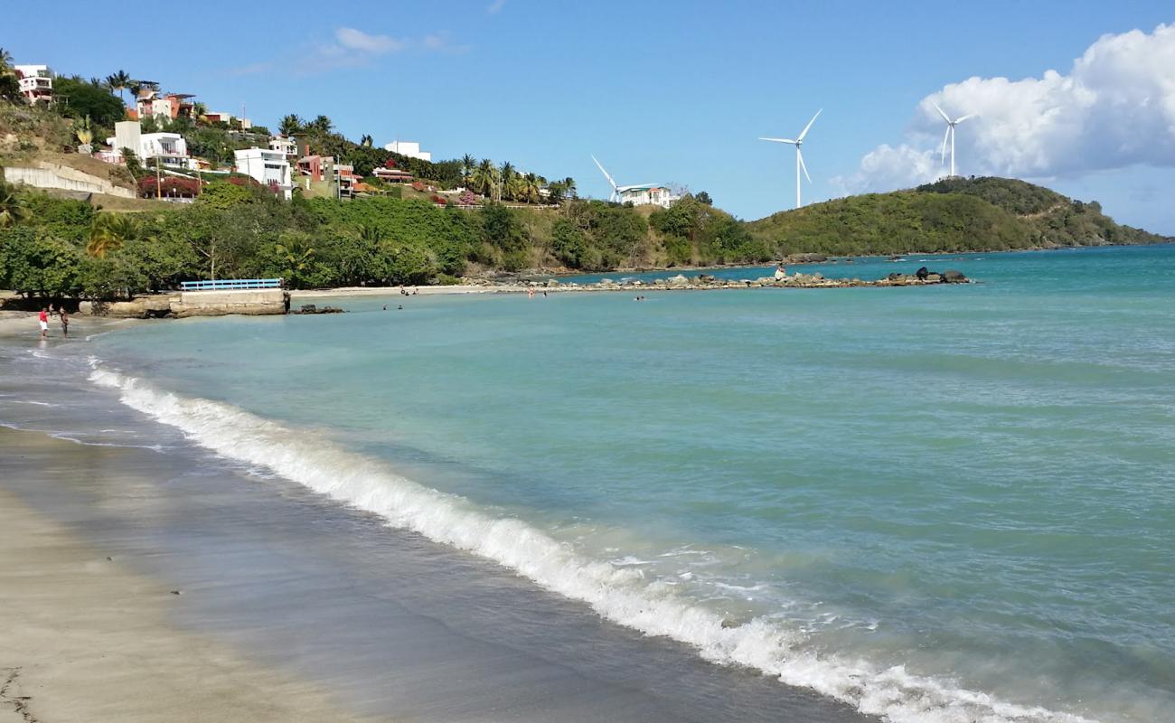Playa de Naguabo'in fotoğrafı gri kum yüzey ile