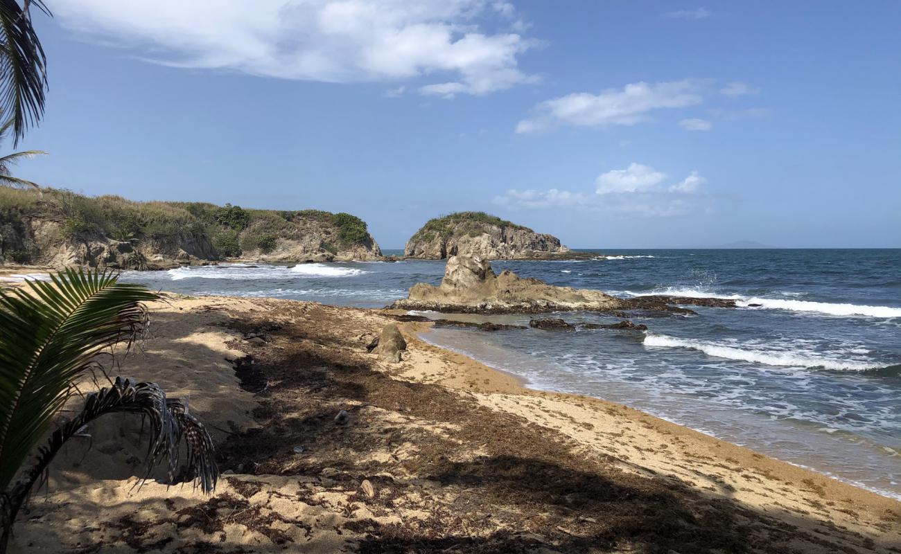 Playa Secret Beach'in fotoğrafı bej kum ve kayalar yüzey ile