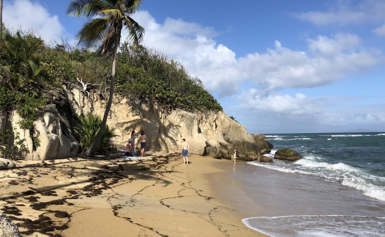 Playa Icacos'in fotoğrafı açık bej kum yüzey ile