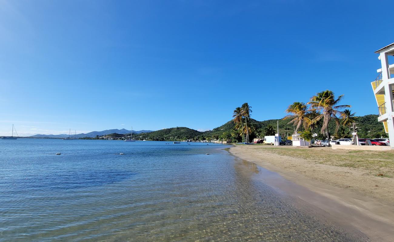Playa Malecon De Patillas'in fotoğrafı gri kum ve çakıllar yüzey ile