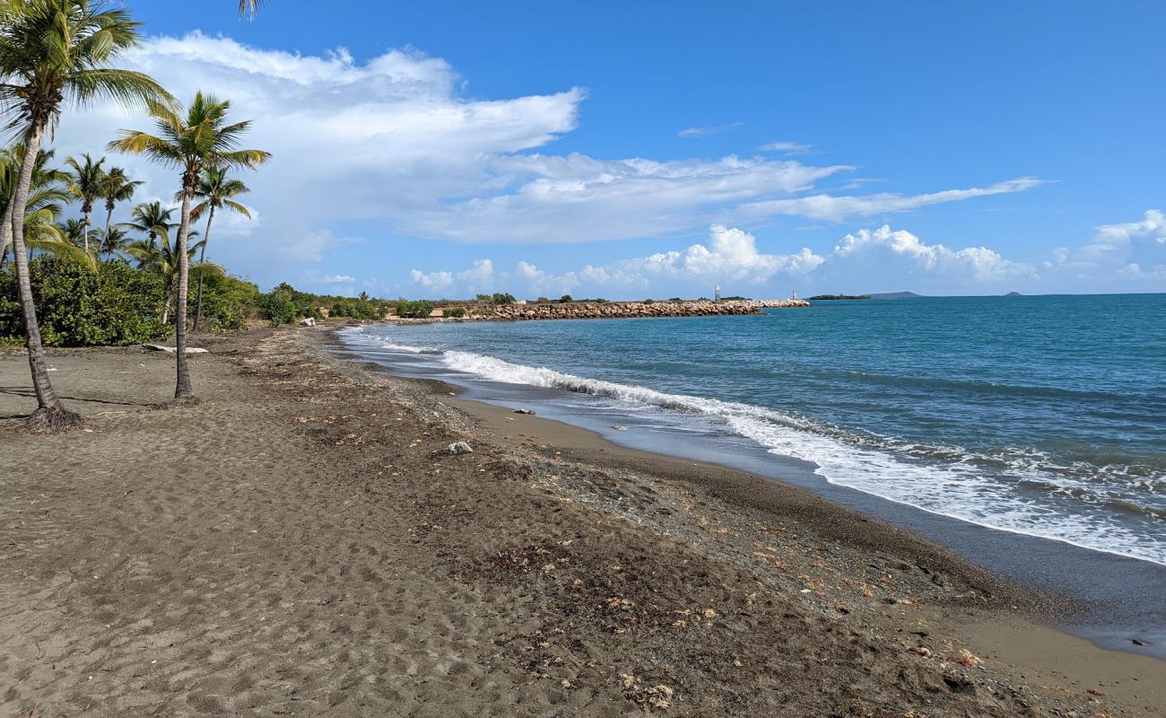 Playa Hilton Ponce'in fotoğrafı gri kum ve çakıl yüzey ile