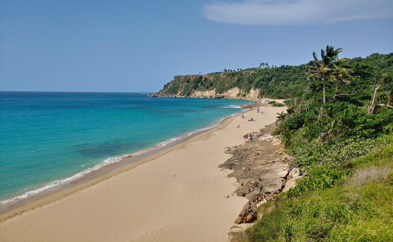 Punta Borinquen beach'in fotoğrafı parlak kum yüzey ile