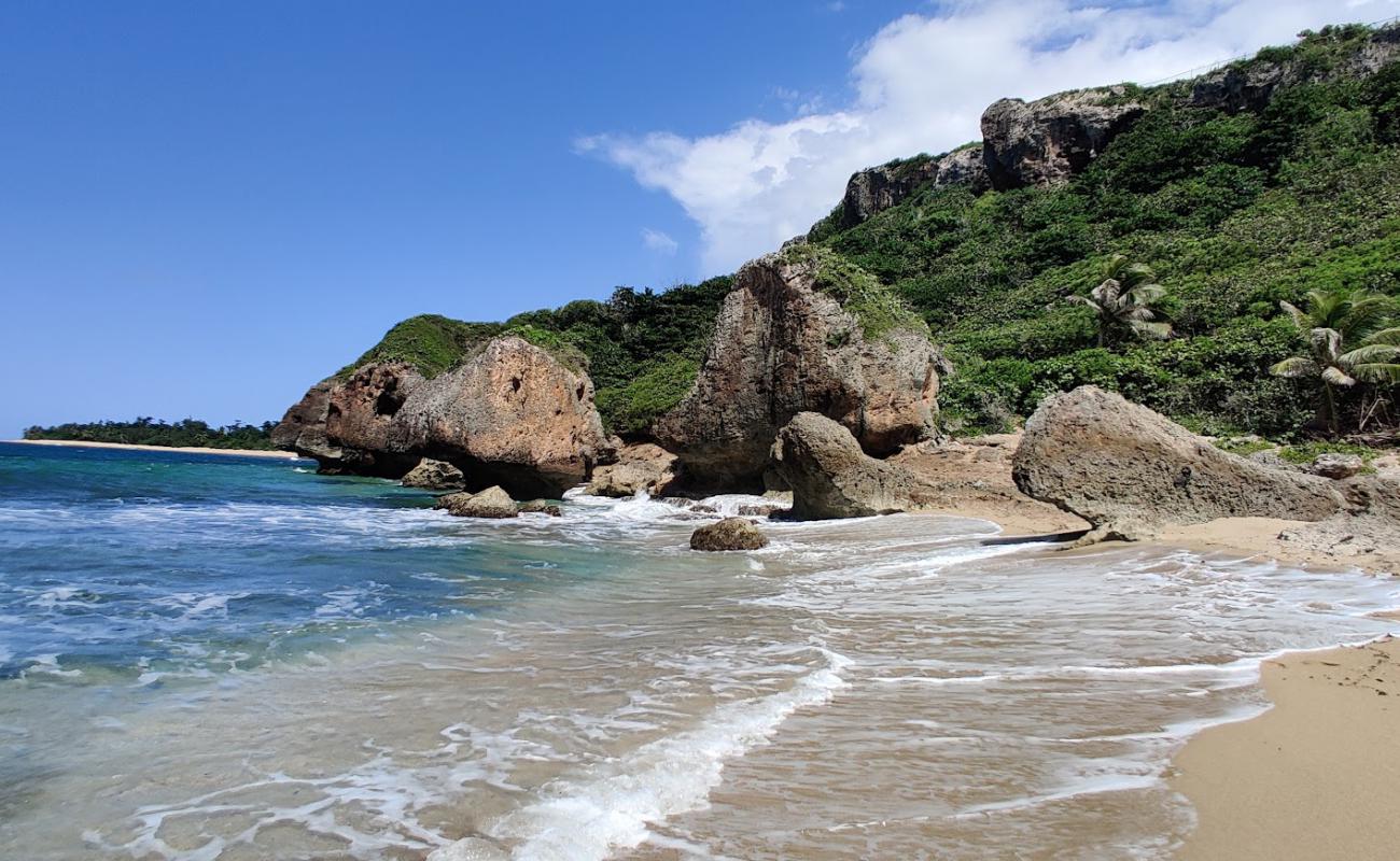 Punta Borinquen II beach'in fotoğrafı taşlı kum yüzey ile