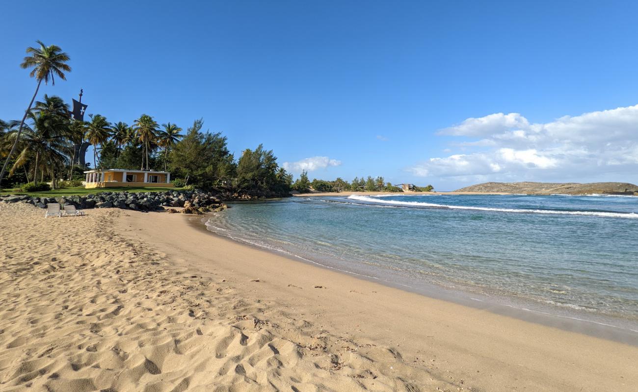 Caracoles beach'in fotoğrafı parlak kum yüzey ile