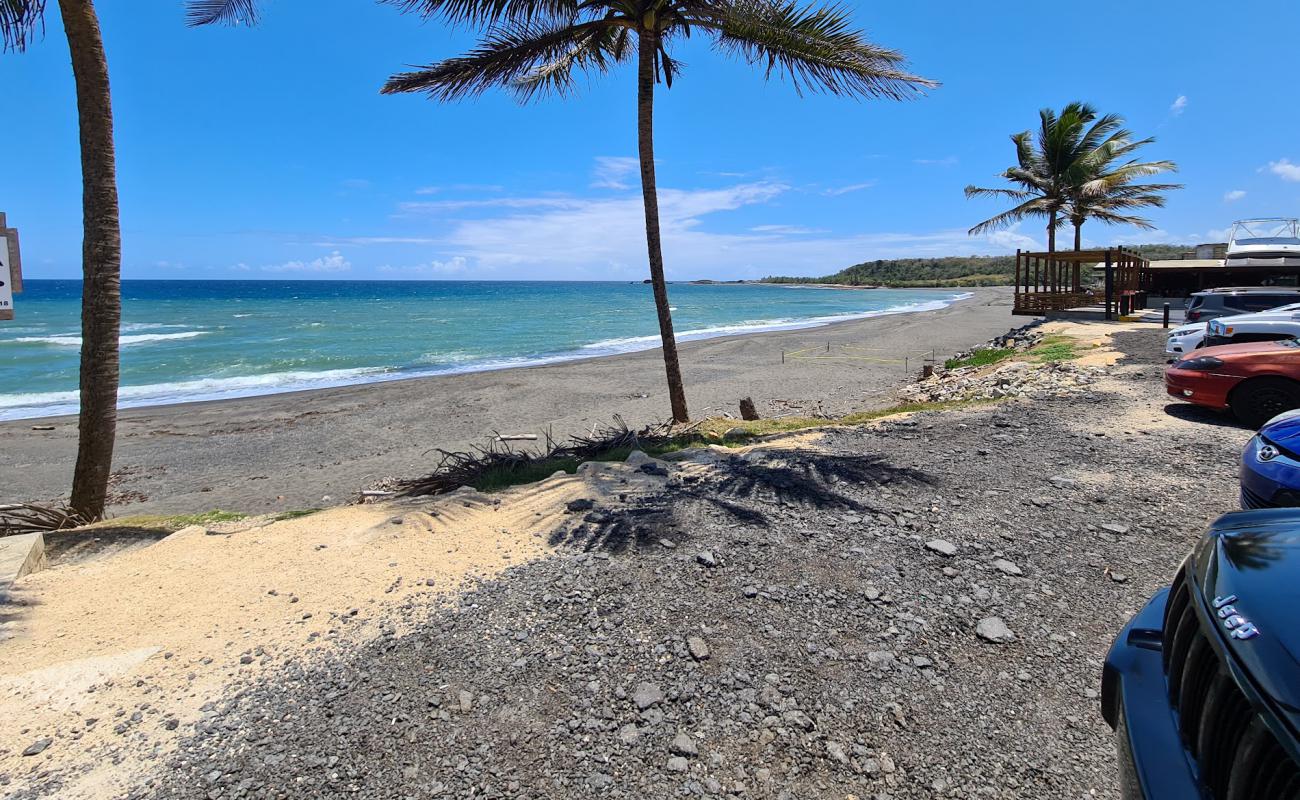 Playa La Esperanza'in fotoğrafı gri kum yüzey ile