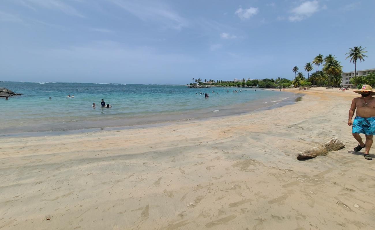 Balneario de Dorado'in fotoğrafı açık bej kum yüzey ile
