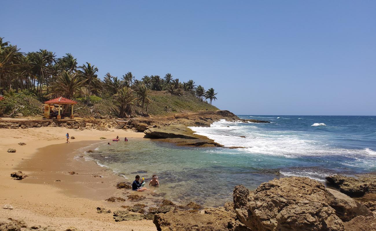 Mameyal beach'in fotoğrafı bej kum ve kayalar yüzey ile