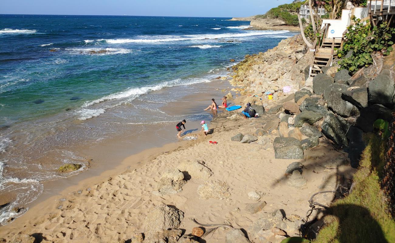 Kikita Surf beach'in fotoğrafı taşlı kum yüzey ile