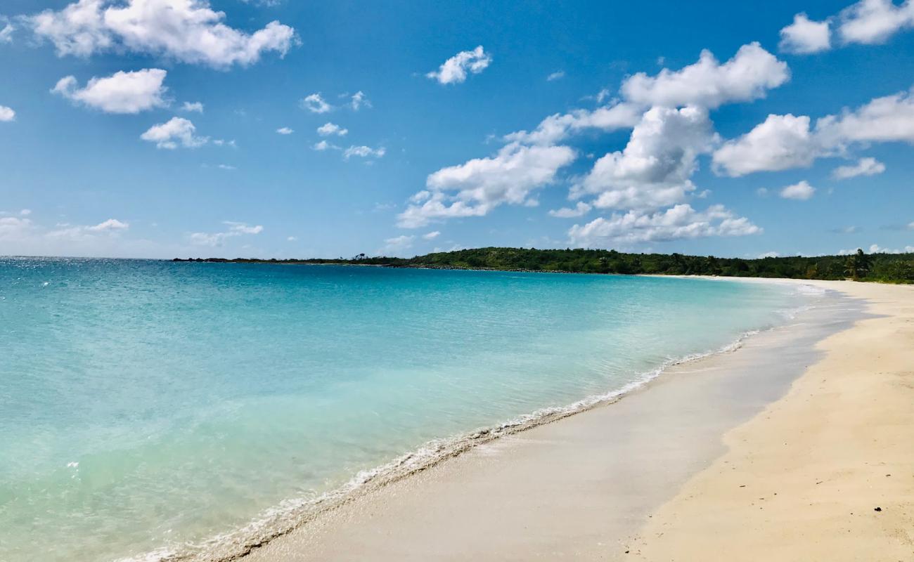 Playa La Chiva'in fotoğrafı beyaz kum yüzey ile