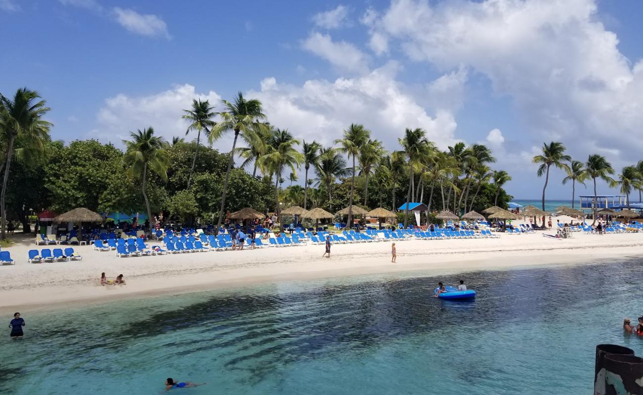 El Conquistador beach'in fotoğrafı parlak kum yüzey ile