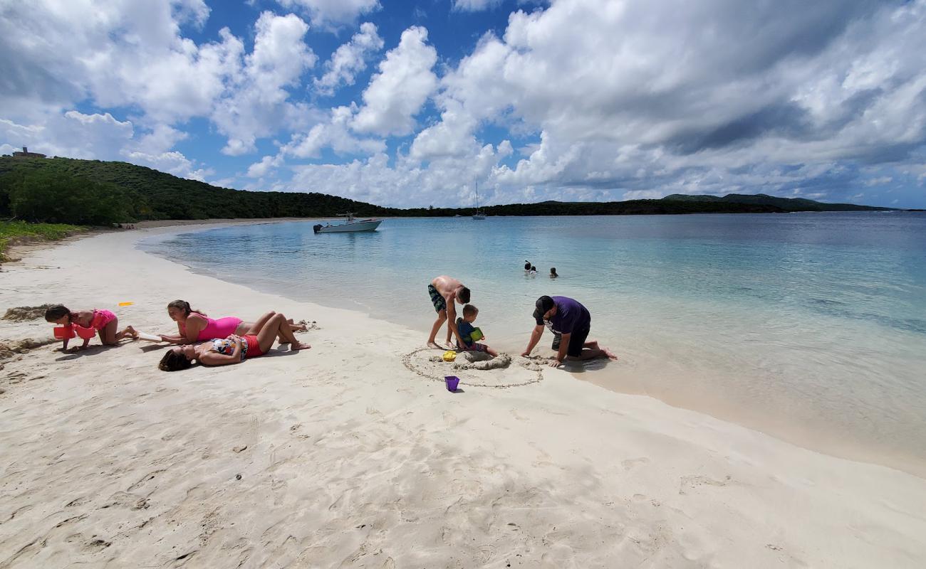 Culebrita beach'in fotoğrafı i̇nce bej kum yüzey ile