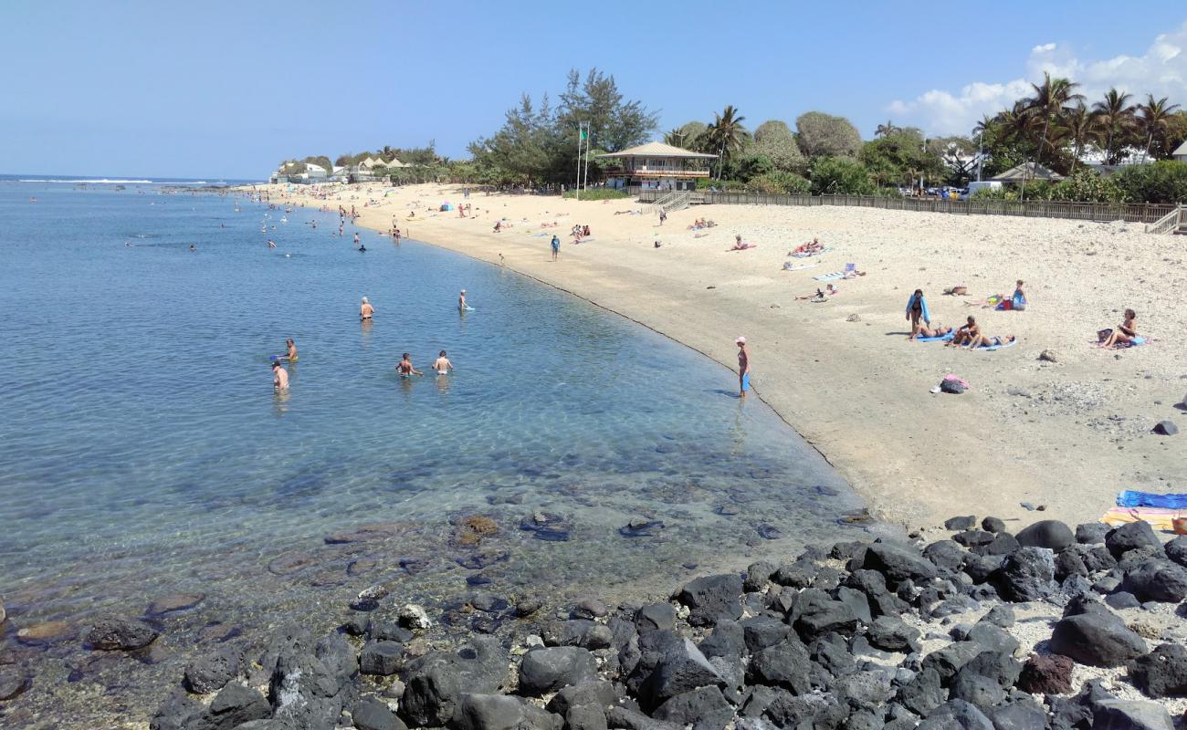 Saint-Pierre Beach'in fotoğrafı açık bej kum yüzey ile