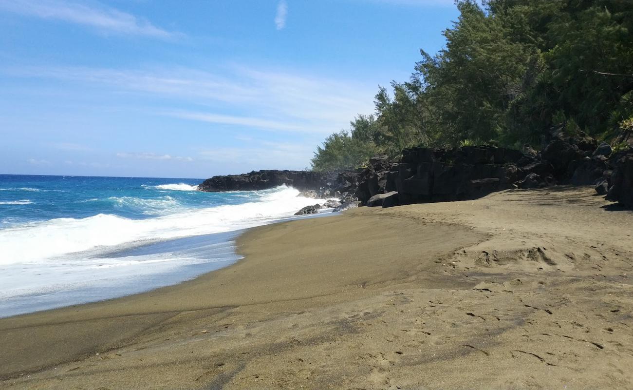 Green Beach'in fotoğrafı siyah kum yüzey ile
