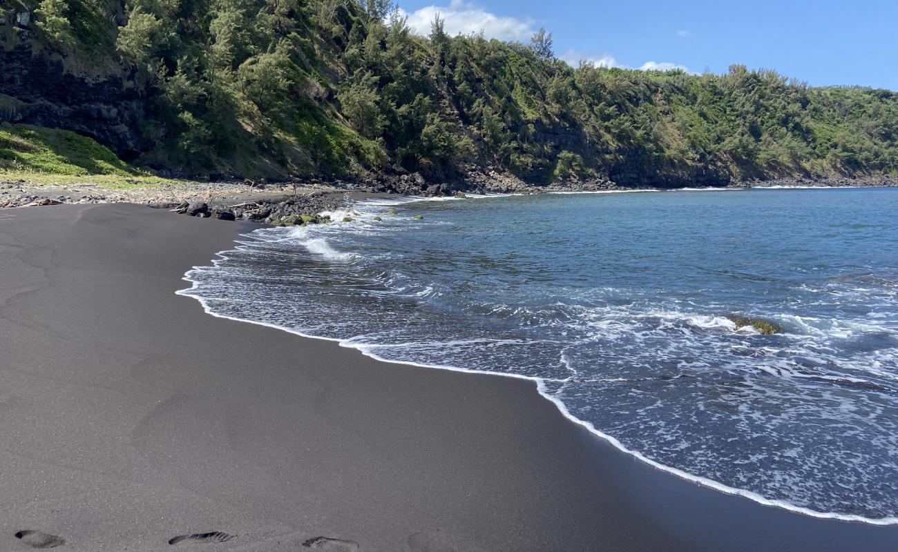 Marina Beach Vincendo'in fotoğrafı siyah kum yüzey ile